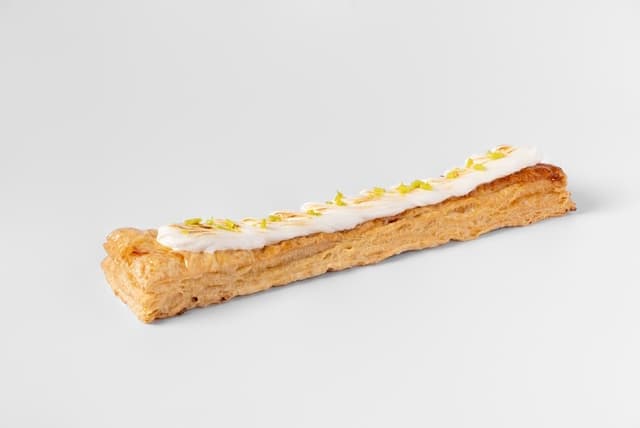 BANDA DE HOJALDRE CON CREMA DE LIMÓN Y MERENGUE