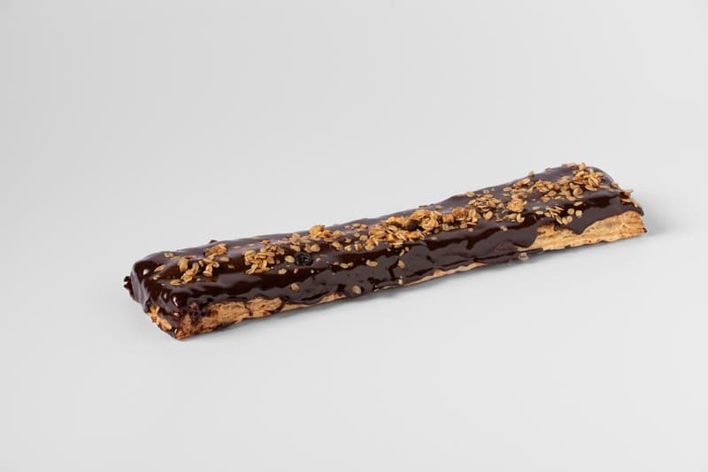 BANDA DE HOJALDRE CON CREMA DE AVELLANAS, CHOCOLATE Y GRANOLA
